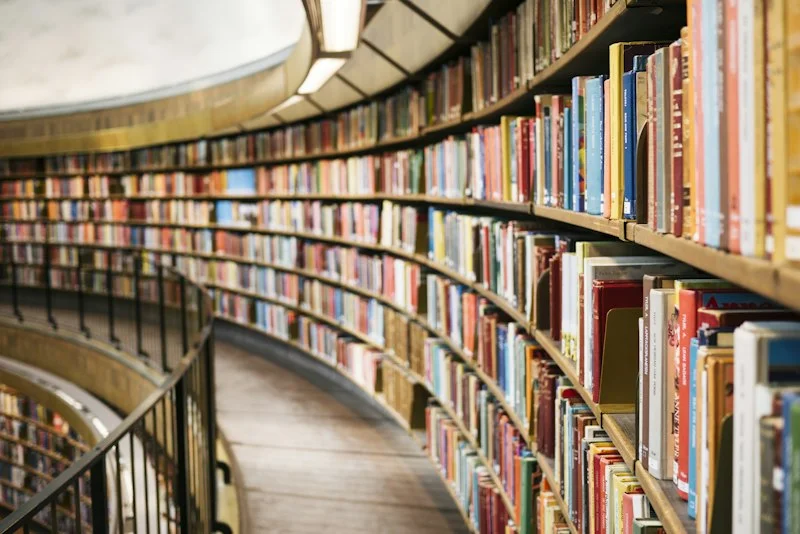 مكتبة مستقبلية دائرية تحت الأرض (إصدار الساعة الذهبية)